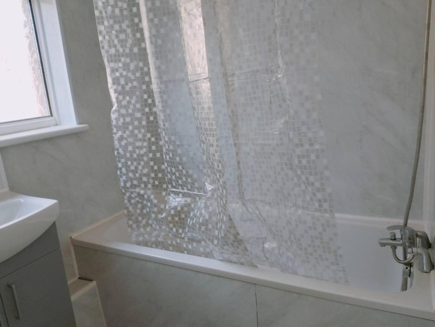 Budget-friendly 4-bedroom House In - Ideal For Travelers Alloggio in famiglia