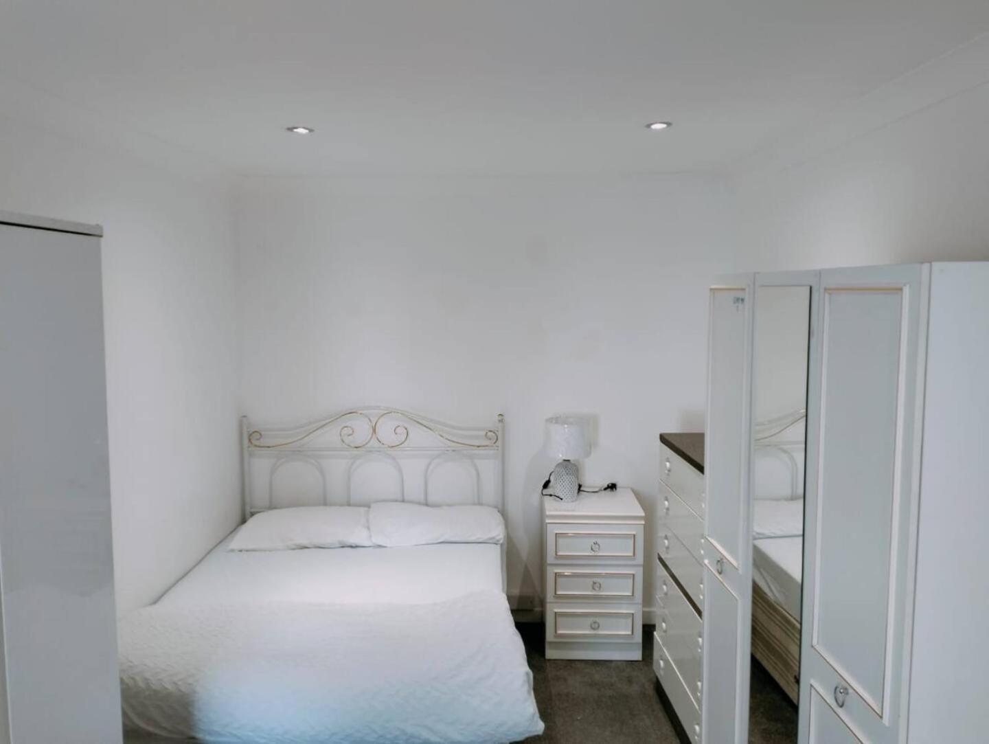 Budget-friendly 4-bedroom House In - Ideal For Travelers Swansea